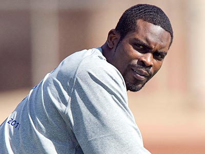 Michael Vick And A Group Of Eagles Players Get In A Workout