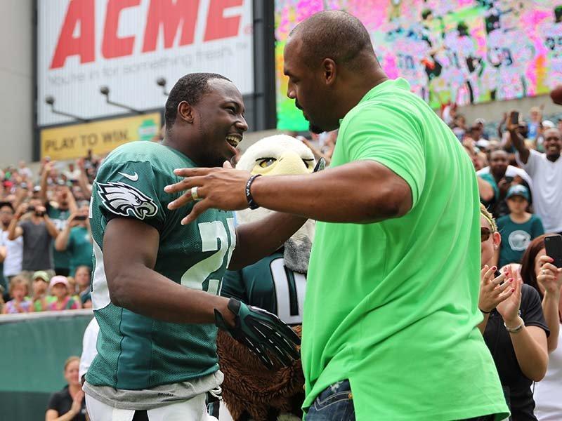 Eagles Fans Greet Donovan McNabb With A Huge Applause