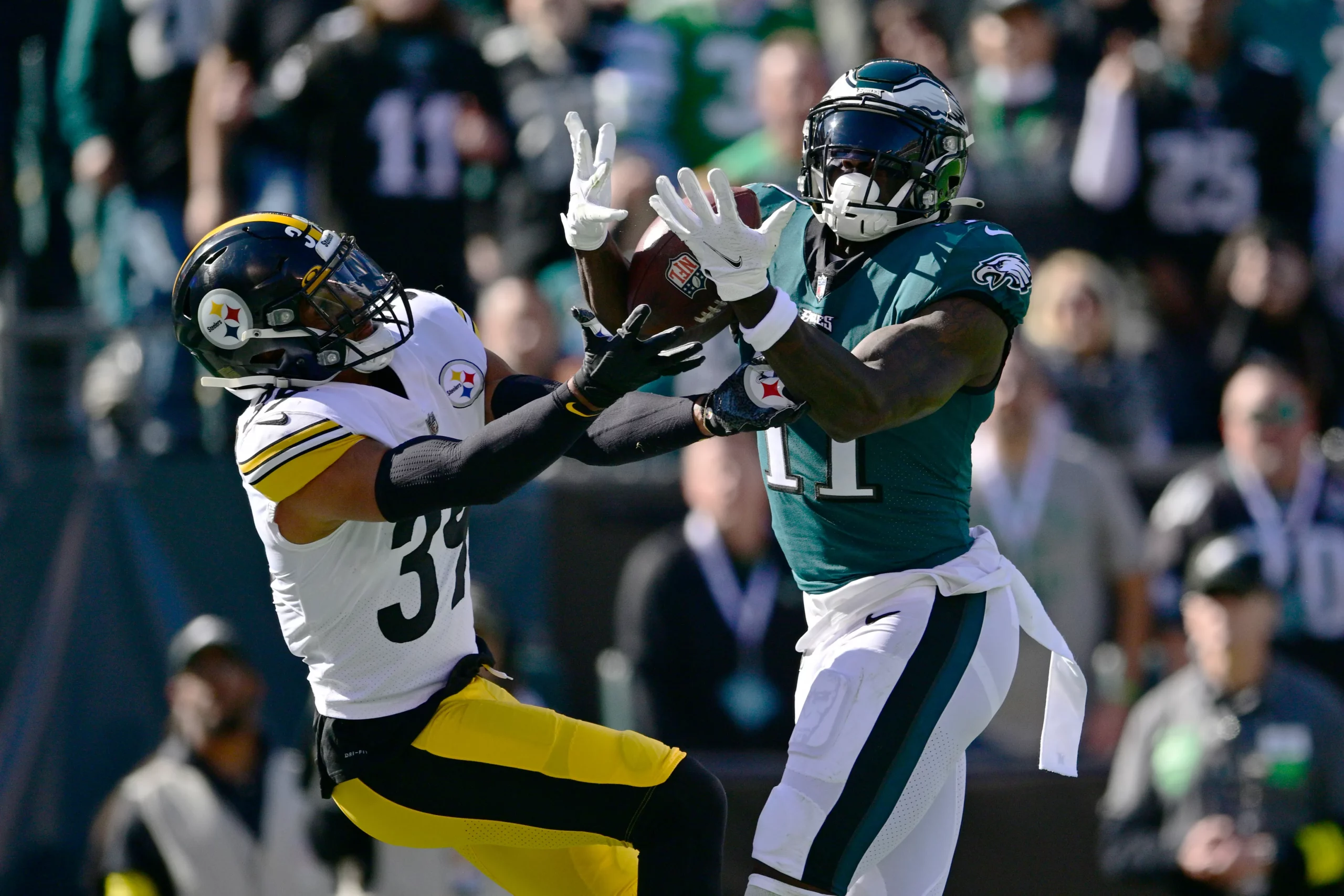 Eagles Blow Out The Steelers 35-13